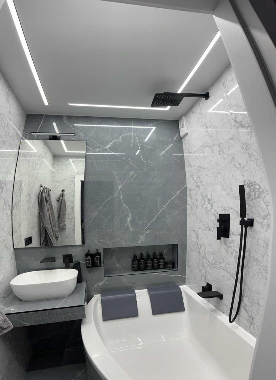 Натяжна стеля у ванній кімнаті