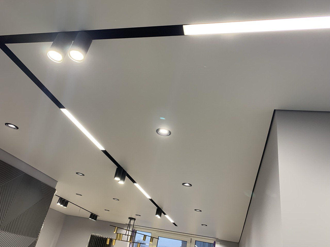 Натяжна стеля на кухні-студії